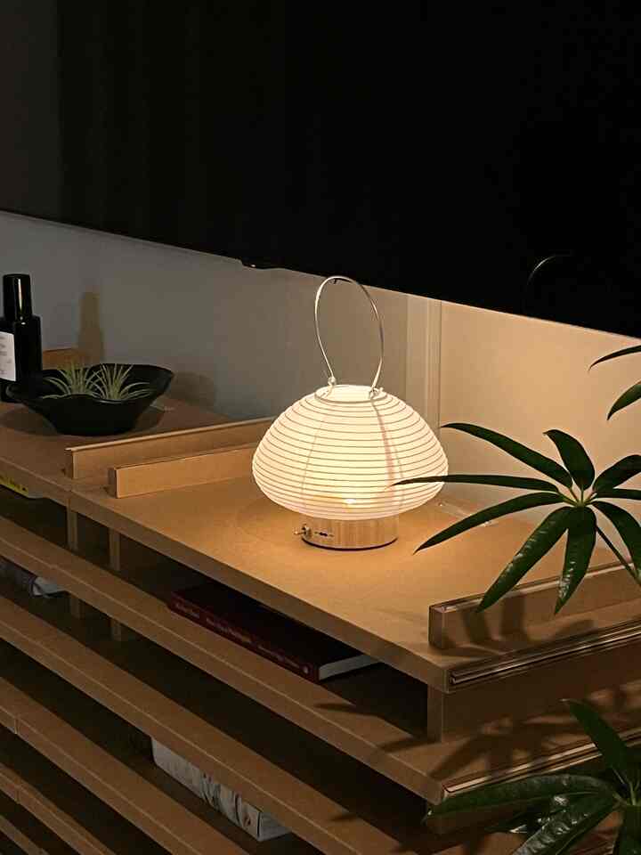 A pretty light wherever you put it 🧡 So cute 🥹
It's battery-powered so you can move it around, which is even better☺️

#Dance stand #젠스타일 #tuuk #무니토 #선반 #테이블 #조명 #거실인테리어 #차분한인테리어