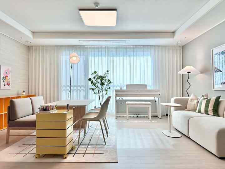 リビングルームの在在化のための家具購入のヒント💛 

🏷️誰でも快適に使える65cm低ダイニングテーブル 
🏷️子供の目の高さにぴったりの2段本棚 
🏷️文具、ワークブック収納のためのトロリー 

子供たちが自分で本を外して入れることができる本棚
楽に座って本を読んで活動できるテーブルのおかげで
家族全員が居間に集まる時間が増えました☺️

＃ホームスタイリング＃リビングインテリア＃テレビなしのリビングルーム＃アイキウイングハウス＃リビングルーム在庫＃黄色のインテリア＃ファミリールーム＃トロリー収納＃家のインテリア