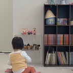 다연씨가 이제 슬슬 동물들과 친구가 될 때가 온 것 같아, 우리 집 한편에 작은 동물원을 만들어 주었다⊰✿
집이 좁아서 선반 선택에 고민이 많았는데, 아크릴 선반을 사용하니 답답해 보이지도 않고, 물건을 올려놓을 때마다 아주 만족스럽다͙͘͡★𓂃 

#아크릴테이블 #거실서재화 #아기가있는집 #아기가사는집 #아기가있는집거실 #블랙인테리어 #블랙책장 #거실책장 #알집매트 #슐라이히 #슐라이히장식장 #18개월아기 #네시노 #아르떼미데 #이케아 #이케아화병 #이케아화분 #텐더리프 #실바니안 #실바니안패밀리 #브레빌878 #디아망 #회벽화이트 