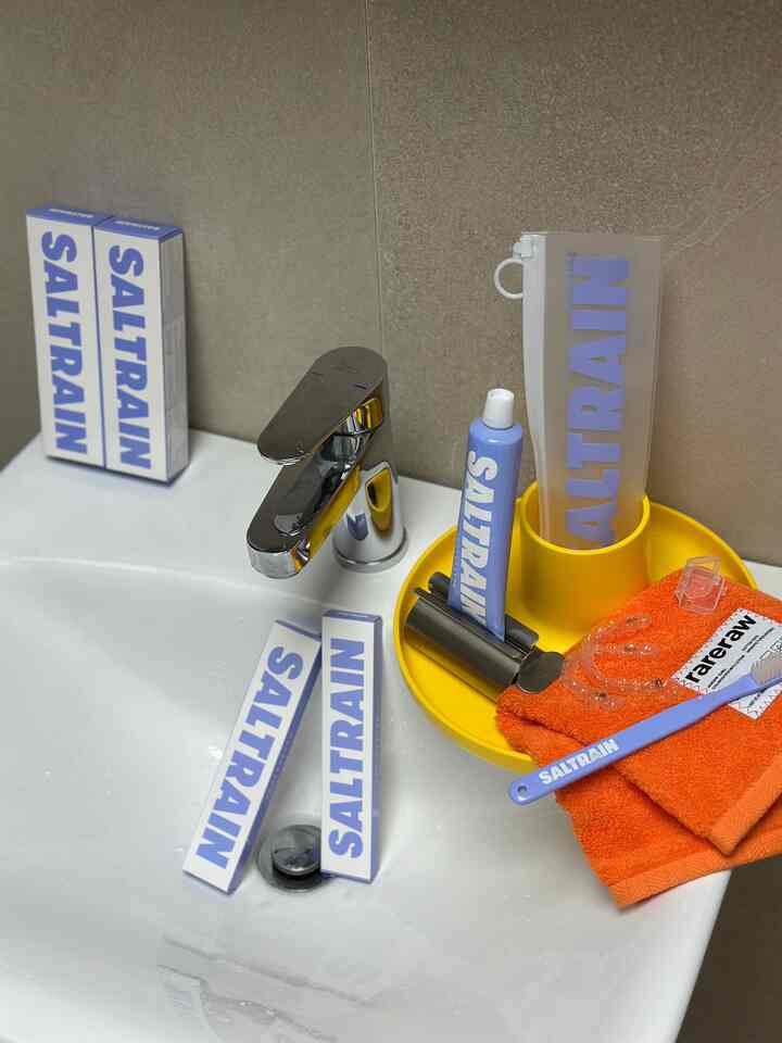 #제품지원 
普段使ってみたかったソルトレイン歯磨き粉🪥🦷

感覚的なパッケージに一応惚れたのに使ってみてもっと惚れたソルトレインブラックベリー 
歯磨き粉歯ブラシです🪥🩵

特許を受けたミネラルソルト＋自然由来成分で健康な口腔環境を作り出し、土板炎の豊富なミネラル＆微量元素で口腔免疫強化や抗炎効果があるそうです！ 

ブラックベリーの香りとトレンディなデザインで、インテリアも損なわず感覚的なバスルームを維持してくれ、グローバル認証＆有害成分FREEで信じて使えるクリーンビューティーデンタルケアとして使ってみると、本当に開運感が長持ちします！

今日の家単独カラー＆ミニマルなパッケージで感覚的で高級なブラックベリー香とトレンディなデザインで特許を受けたミネラルソルトでガム疾患の予防に役立て、ソルトレインの核心原料「GRAY SALT」含有で信じて使えるのでいいです！ 

私は歯の矯正中だから歯磨き粉や歯ブラシに敏感なのにソルトレイン歯磨き成分を見ると矯正中に炎症が生じることもある私にはとてもぴったりですよ！  #오늘의집에디션 #SALTRAIN #인테리어 #인테리어소품 #홈데코 #칫솔 #치약 #구강관리 #치아관리