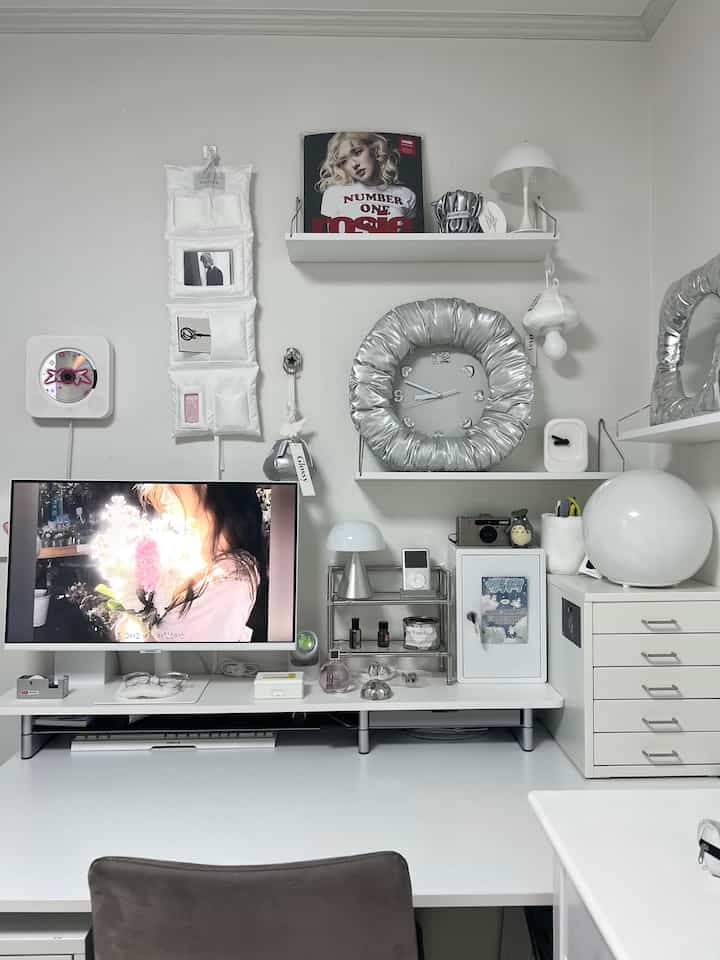 明るいホワイトとシルバーのトーンが特徴のホームオフィス、洗練された机と装飾品が配置されたモダンなインテリア