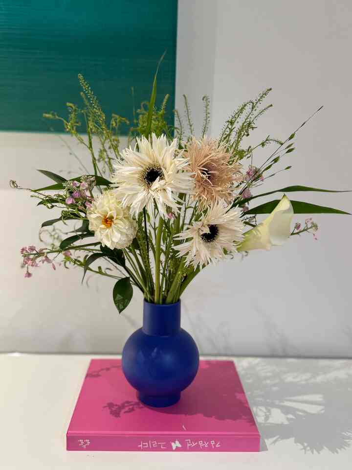 #예쁜템최고야 #콘수프기록 tem.3-4


★ #하이스텔라스토리

ラウイ raawii ストロームの花瓶,
Horizon blue カラーで 1 つ
もっと聞きました！ 😆

元々あったカラーは黄色のフリージアです。 
プリシアカラーも綺麗ですが、
ホライゾンブルーカラーもとてもきれいですか？ ☺️

ラウイの花瓶はすべての色です 
優劣を隠すのが難しい程度で
みんなきれいでお別れに入れたいくらいです。

花瓶候補がたくさんありました。
ラウイでまた決めた理由は
カラーも綺麗ですが、
フラワーアレンジメントが簡単できれいなためです。

こうだ...
ラウィの花瓶は別々に..  #raawii  #거실아이템  