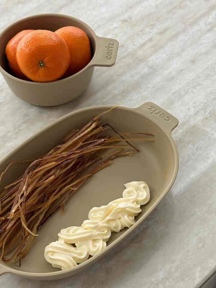 ベージュ色のキッチンボウル2点が清潔なカウンターに配置された、雰囲気のある写真