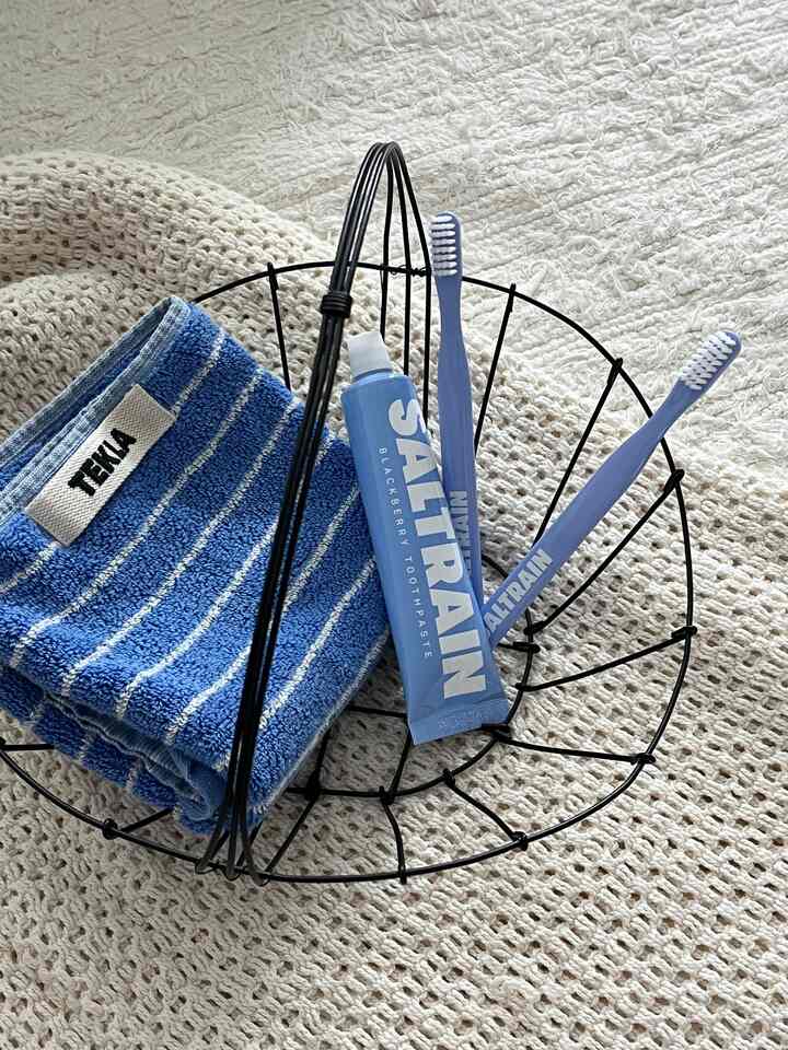 #製品サポート

今日の家単独カラー！お好みの狙撃を受けたソルトレインをご紹介します。 
昔から書いてみたかったソルトレイン。豪快なブラックベリーの香りで爽やかなウェルネス体験を提供してください！ 

デザインが綺麗で興味がありましたが、成分まで手に入れました。ソルトレインのコア原料であるトパン塩は、一般的な塩よりもはるかに多いミネラルを含んでいます。豊富なミネラルと微量元素で口腔免疫を強化してくれるんですよ！ 

しかも歯ブラシは微細毛ですが、ちゃんとしたハリがあってガムマッサージしてくれてとても良く、細かいクレンジングが可能で本当に爽やかでした。 

いつでもどこでも手軽なデンタルケアが欲しいならトラベルキットもありますよ！ポーチのデザインはとてもきれいでかわいいですか？明日すぐに職場に持って行く一人。 

🔎グローバル認証＆有害成分FREEで信じて使えるクリーンビューティーデンタルケア

＃ソルトレイン＃今日の家エディション＃SALTRAIN＃インテリア＃インテリアアクセサリー＃ホームデコ＃歯ブラシ＃歯磨き粉＃口腔ケア＃歯のケア＃デンタルケア＃匂いを取り除く＃歯の健康