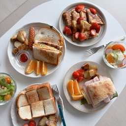 주말브런치 🩷
신랑이랑 아들이 아침밥을 기다리고 있으면
플레이팅이고 뭐고 마음이 급해져요.. 
그래도 새로 산 접시들에 가득 담기🍽️ 
#오홈스토랑 #콘수프기록
#홈브런치 #홈샐러드 #onmytable #tablesetting  #홈카페 #브런치 #홈스타그램  #테이블셋팅 #인테리어소품 #홈카페놀이 #홈카페소품 #홈브런치 #테이블웨어 #도자기그릇 #샐러드 #홈샐러드 #샐러드그릇 #일본도자기 #그릇쇼핑 #그릇추천 #그릇수집