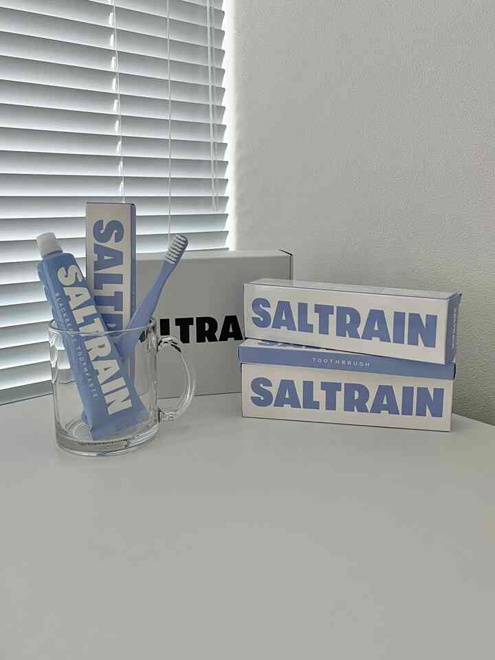 ＃製品サポート今日の家Xソルトレイン💜
昔からブランドデザインに反して愛用していたソルトレイン！
ありがとうございましたが、今日の家でしか会えない単独カラー製品を先に体験してみました🪥✨

ラベンダーカラーは本当にきれいで愛らしいです。
ここにほのかに感じられるブルーベリーの香りと一緒にソルトレインの特許を受けたミネラルソルトのおかげで、羊歯後の開運さがおーレですよ🌬️

🔗特許取得済みのミネラルソルト+自然由来成分で健康な口腔環境を作り出す
🔗トパン炎の豊富なミネラル＆微量元素で口腔免疫強化と抗炎効果を提供
🔗ブラックベリーの香りとトレンディなデザインで感覚的なウェルネス体験を提供
🔗グローバル認証＆有害成分FREEで信じて使えるクリーンビューティーデンタルケア

旅行キットは学校や会社、旅行に最適です。
ミニマルなパッケージのセット構成は軽くプレゼントするのがとても良いと思います🎁

＃今日の家＃ソルトレイン＃今日の家のエディション＃SALTRAIN＃インテリア＃インテリアアクセサリー＃ホームデコ＃歯ブラシ＃歯磨き粉＃口腔ケア＃歯のケア＃デンタルケア＃匂いを取り除く＃歯の健康＃かわいいテム最高屋＃コンスープ記録 