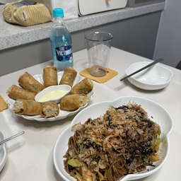 #오홈스토랑 #콘수프기록
오늘은 밀키트로 저녁식사해요. 
유부초밥 새콤한 맛을 둘째가 안먹어서
장보다가 롤유부초밥 고소한 맛이 있길래 
만들어 줬더니 그래도 잘 먹는 편이더라고요. 
저도 먹어 봤더니 넘 맛있😍
프레시지 소고기야끼소바도 
로켓으로 받아서 같이 만들어 먹었어요. 
첫째는 잘 먹는데 둘째는 가쓰오부시 움직인다고 
안먹는 건 대체 왜 그럴까요…😅
#밀키트 #저녁식사 #저녁메뉴 #롤유부초밥 #소고기야끼소바 