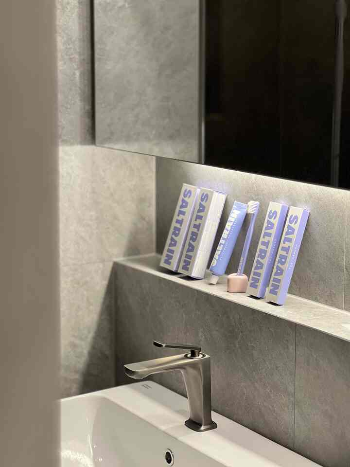 #製品提供

今回今日の家単独カラーでデザインされた「ソルトレイン」の歯磨き粉/歯ブラシセットをご提供頂きました。
感覚的なデザインと同じくらい良い成分いっぱいで、信じて使えるんですよ！

ソルトレイン製品は特許を受けたミネラルソルトと天然由来成分で作られており、口腔の健康に役立つと言われています。
特に、国内1％プレミアム土板炎が含まれており、ミネラルと微量元素が豊富です。
これが口腔免疫も強化してくれ、抗炎効果まであると言うので、本当に信じられないほどでしょうか？ 💜

そして最近同じ時代に「クリーンビューティー」が大勢じゃないですか？
ソルトレイン歯磨き粉はグローバル認証を受けたうえ、有害成分がなくて安心して使える製品です。 
高級感のあるブラックベリー＆ミントの組み合わせで、独創的な風味と爽やかな仕上がり感を与えました。

しかも春にぴったり合う💜パステルトーンの色味の歯ブラシ、歯磨き粉💜は見ただけでもきれいなのに使うともっと気持ちが良くなります！

そして旅行用にぴったりのトラベルキットもおすすめです。
センス良く歯ブラシキャップまでセットなので持ち歩きもとても手軽でしたよ！
感覚的なウェルネス体験をご希望の方に「ソルトレイン」の歯磨き粉/歯ブラシセット本当におすすめです！ 😊💜

＃今日の家＃ソルトレイン＃今日の家のエディション＃SALTRAIN＃インテリア＃インテリアアクセサリー＃ホームデコ＃歯ブラシ＃歯磨き粉＃口腔ケア＃歯の管理＃デンタルケア＃臭いの除去＃歯の健康＃トイレのインテリア＃トイレのモデリング＃ビバント受電 





