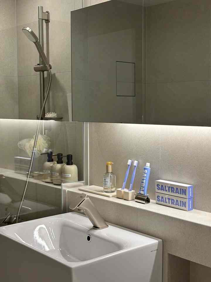 #제품지원 

🏠今日の家×ソルトレイン🪥🪥

健康な口腔ケアに気になる方にぴったりのソルトレイン歯磨き粉と歯ブラシを使ってみました！

✅特許を取得したミネラルソルト+天然由来成分
ソルトレイン歯磨き粉は、トパン炎から抽出したミネラルと微量元素が含まれており、口腔免疫を強化し、抗炎効果まで期待できます。人工的な化学成分なしで自然由来成分を使用したことが気に入りました。

✅ブラックベリーの香り＆感覚的なデザイン
歯磨き粉でよく見られないブラックベリーの香りが出て、うがいをするときに爽やかで気持ちの良い経験ができました。また、パッケージがとてもスタイリッシュでトレンディなので、バスルームのひとつに置いておくだけでも雰囲気が存続する感じです。

✅グローバル認証＆有害成分FREE
安全な成分で作られてきた家族が安心して使えるのも大きなメリット！不要な化学成分なしで健康なデンタルケアができて満足でした。

✅歯ブラシも併用するとシナジーUP！
ソルトレインの歯ブラシも使ってみましたが、適度なハリ感と柔らかい毛のおかげでガムが鋭敏な方も気軽に使えそうです。歯磨き粉と一緒に使うので、もっと頑張った感じがしました。

歯ブラシと歯磨き粉がそれぞれ2つずつのセットと、コンパクトなトラベルキットまで

今回のソルトレインデザインは今日の家でしか会えないそうです。

自然由来成分とおしゃれなデザイン、爽やかなブラックベリーの香りまで！ 
従来の歯磨き粉とは違う感覚的なソルトレインのクリーンビューティーケアをしてみてください！😗😗

@saltrain_official  #오늘의집에디션 #SALTRAIN #인테리어 #인테리어소품 #홈데코 #칫솔 #구강관리 #덴탈케어 #입냄새제거 