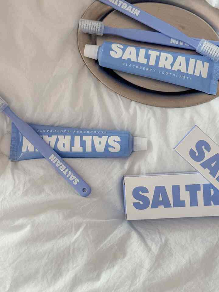 #製品サポート  
✨歯ブラシ、歯磨き粉はこんなに美しいのですか？ 
今日の家Xソルトレインコラボ！単独カラーが出ました！ 
ブラックベリーの香りで紫色のパッケージがとても美しいです。 💜
浴室に乗せておくとヒップボックス×トレンディそのもの！

きれいなだけではいけませんか？
ソルトレインは特許を受けたミネラルソルトベースのデンタルケアです。
ユネスコの清浄地域で作られた純粋な天然ミネラル塩であるGray saltともっと特別です。

それに口腔免疫強化/抗炎効果/口臭除去/虫歯予防/歯茎保護/歯肉炎予防/有害成分Free/環境にやさしい成分/プロポリス含有/ミネラル豊富/口腔内PH調節/清涼感は基本..


✨使ってみると塩歯磨き粉らしく塩辛い味が感じられます！ 
ところが塩歯磨き特有の羊歯の後にしっとりが残るのではなく、ブラックベリーのほのかな香りとミント成分があって、そんなに開運します。
塩歯磨き粉の新世界!!そして歯ブラシも完全におすすめ！

最近口腔教育を受けましたが、歯ブラシのハンドグリップが平らでヘッドが小さい歯ブラシが良いと言いましたが、まさにその歯ブラシですね！ 
そこに高密度微細毛!!  99.9％香菌モラ細菌の心配なし
柔らかいのに高密度で丁寧にブラッシングが可能です。
私が歯茎が弱くてよく注ぎ、口内炎もよく起こるのに歯磨きしながら痛いという感じを全く受けられませんでした！

_
ポータブルパッケージはきれいで堂々と持ち運びが良くて
2人パッケージはボックスがシンプルでプレゼントするのがいいと思います。 
グローバル認証まで受け取った製品だから誰でもホ！

_
毎日使うアイテムがきれいだとかなり気持ちがいいじゃないですか。 
健康と綺麗さを取り揃えたソルトレインで1日3回必ず一緒に幸せですよ💜





/
#今日のハウス
＃家の贈り物＃家の贈り物のおすすめ＃30,000ウォンの贈り物＃歯ブラシ
＃歯ブラシハンガー＃歯ブラシ台座＃歯ブラシおすすめ＃バスルームインテリア 
＃バスルーム＃バスルーム 