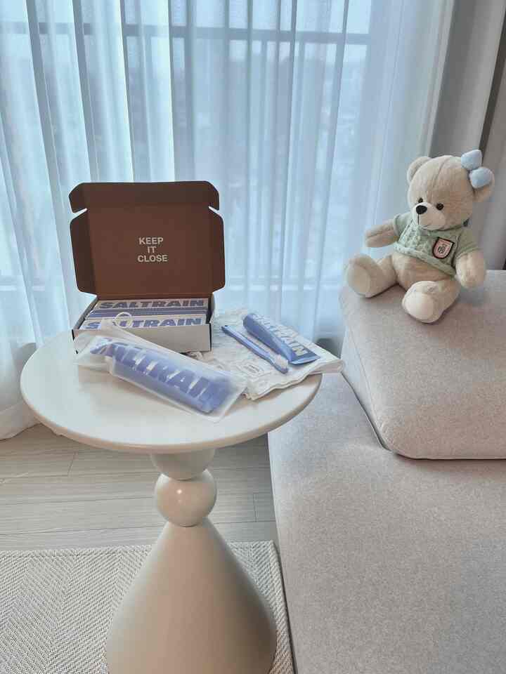 #제품지원 |今日の家Xソルトレイン

軽くて失速のある贈り物はヨーガー🌷🌷
今日の家単独カラーで色もパッケージも綺麗で
負担のないプレゼントで本当にいいと思います💜

感覚的なデザインのおかげで、バスルームにも感性的なスプーン🥄
加わって気持ちもいいですね✨製品力は言わせて🫧
穏やかなブラックベリーの香りと柔らかく刺激のないクレンジングで
本当にすっきりして、さわやかさが長持ちしました！

▫️特許を取得したミネラルソルト+自然由来成分で健康な口腔乾床環境を作り出す
▫️トパン炎の豊富なミネラル＆微量元素で口腔免疫強化と抗炎効果を提供
▫️ブラックベリーの香りとトレンディなデザインで感覚的なウェルネス体験を提供
▫️グローバル認証＆有害成分FREEで信じて使えるクリーンビューティーデンタルケア

カップルセットは歯磨き粉2個+歯ブラシ2個🤍
トラベルキットは歯磨き粉1個+歯ブラシ1個+ポーチ🤍
構成もストールにうまくいっていますよね？

私たちの毎日使う歯磨き粉＆歯ブラシだけ
歯と歯茎の健康のために良いものを選んで使いましょう🫶
+きれいなデザインまでお得です😊

ᴛʜᴀɴᴋ ʏᴏᴜ ෆ̈  #오늘의집에디션  #인테리어소품 #홈데코 #칫솔 #치약  #덴탈케어 #입냄새제거  #오늘장면한컷 #이주의발견  #혼자사는법 #예쁜템최고야 #오브제   