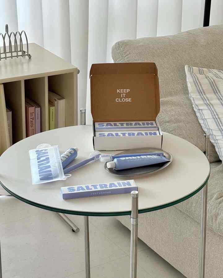 #製品サポート

妊娠していると歯茎も弱くなり、最近は歯磨き粉＆歯ブラシも丁寧に選んで使用中です！
ソルトレインブラックベリー歯磨き粉＆歯ブラシを使ってみました🪥

何よりパッケージに反したんですよ💟
今日の家単独カラーで感覚的なデザインまで加わり、バスルームに置くととても綺麗ですね！

特許を受けたミネラルソルトと自然由来成分で健康な口腔環境を作り、土板炎の豊富なミネラルと微量元素で口腔免疫強化と抗炎効果もありますよ🤍

グローバル安定認証で検証されたプレミアム品質で有害成分FREEで妊婦さん私も信じて使えますよ😃

超精密微細毛の歯ブラシは香菌コーティングが施されており、有害細菌の繁殖を抑えてくれ、歯茎の刺激も最小限に抑えて楽に使うのが大好きです🥰😃

🏷️ OhouseXSALTRAINカップルセットブラックベリー
🏷️ OhouseXSALTRAIN トラベルキット ブラックベリー

#今日のハウス