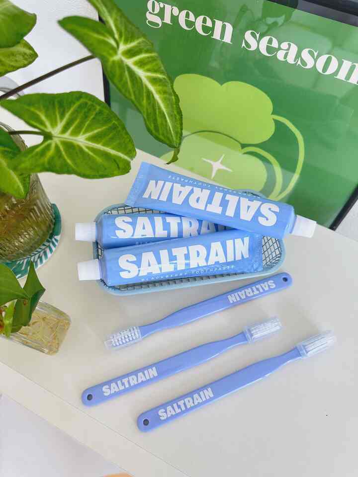 ＃製品提供
歯磨き粉歯ブラシ成分チェックだけする？ワーワー~~

原料から良い成分がいい！トレンディなデザインに高級感のある香り、安定性認証まで！
💜今日の家Xソルトレイン💜ブラックベリーグレインソルト！

✅特別な原料と有益な効果
天然ミネラルソルト「トパン塩」（Gray salt） 
：トパン塩は通常の錠剤塩とは全く異なります！

食用塩でも土板塩がもっと一番とされるが精製塩にはない様々な栄養素がいっぱいだから！

土板炎は人工加工を経ていない純粋な自然美、はい、ラル、塩！ 
>>ミネラル含有量が非常に高く
>>マグネシウム、カルシウム、カリウムなど必須ミネラルが豊富
>>鉄分、マンガン、セレン、ストロンチウムなど抗酸化、免疫力強化効果まで

>>口腔内PH調節
>>抗菌効果で虫歯予防、口臭除去
>> 抗炎効果もあり歯茎健康保護、口腔炎症予防、口腔内有益菌増殖促進まで期待できるということ！

このように良い土板炎の原産地も重要でしょうか？ 
>>ユネスコ清浄地域で生産された高濃縮ミネラル1％天然土板炎を使用します。 

✅歯ブラシ
>> 99.9% 抗菌毛で有害細菌繁殖抑制
>>25mm 超小型歯ブラシヘッド – 歯ブラシは小さいと小さいほど口腔清浄度を高めることができますよ！
>>高弾性低刺激超精密微細毛+抗菌コーティング歯ブラシ – 歯茎刺激を最小化+強力なプラグ除去

✅認証と特許
>>第10-1992927号特許登録！ （歯肉疾患の予防および改善用歯磨剤組成物の適用）
>>国際標準（ISO）適合判定！ 
>>有害成分10点火・剣・出（微細プラスチック、鉱物性オイル、ベンゾフェノンなど）
>>環境に優しい+クリーンビューティー認証！
>> HALAL認証
>>COSMOS認証
>>ECOCERT認証
歯磨き粉の一つとして、この多くの認定されたプリー・ミー・オム・クオリティ！

✅デザイン
成分が好きでもパッケージがイライラしたら玉のティジョ？
今日の家単独カラー+ミニマルでトレンディなデザインで感覚的なライフスタイル演出が可能ですよ
私たちまたこれは重要でしょうか？

✅味と香り
初使用初めての味は土板炎を完全に感じることができます 塩味が感じられ、すぐに清涼感で満たされます！

Lメントール+キシリトール+ブラックベリー香+ペパーミントの組み合わせで独創的な風味とともに爽やかさと清涼感が長持ちします。 

実用をしてみると、以前に使っていた歯磨き粉に比べて口の中であまりしっとりして開運さがかなり長持ちし、とても満足ですよ！
特に朝起きた時、間違いなく以前より口腔内のしぶきが少なかったんです！ 

#今日のハウス