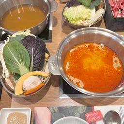 봄꽃 구경하고 도착한 이곳!
샤브샤브 먹으러 왔어요〰️
전 마라탕을 좋아해서 마라육수로 ㅋㅋㅋ🥵
#식당 #식당투어 #샤브샤브 #맞팔
