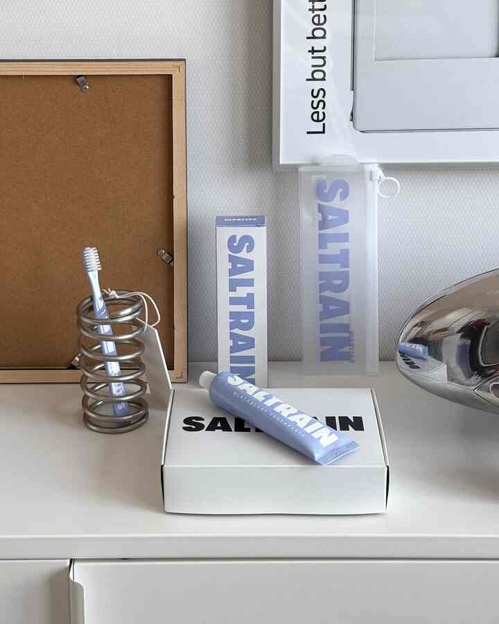 #제품지원 | 🪥🫧

パッケージからのコレクションの欲求がいっぱいの歯磨き粉セットღ
今日の家×ソルトレイン🫐ブラックベリーエディション

特許を取得したミネラルソルトと天然由来成分
健康な口腔ケアはもちろん、
土板塩の豊富なミネラル＆微量元素で
口腔免疫強化と抗炎効果まで！

甘いブラックベリーの香りで歯磨きする間、気分が良かったですね:)
羊歯の後にしっとりなく爽やかな仕上がりまで完璧に使う✨

歯ブラシは超精密ミクロ毛+香菌コーティング製品です。
細かいクレンジングが可能で歯茎の刺激がなくてとても良かったです！

一度パッケージからとてもきれいですか？
トラベルキットもありますが、持ち歩くのはとてもきれいです... 🤍
歯磨き粉、歯ブラシのデザインからトレンディにしてください！

グローバル安全認証で検証された製品です。
信じて使えます:) #오늘의집에디션 #saltrain  #칫솔 #치약 #구강관리 #치아관리 