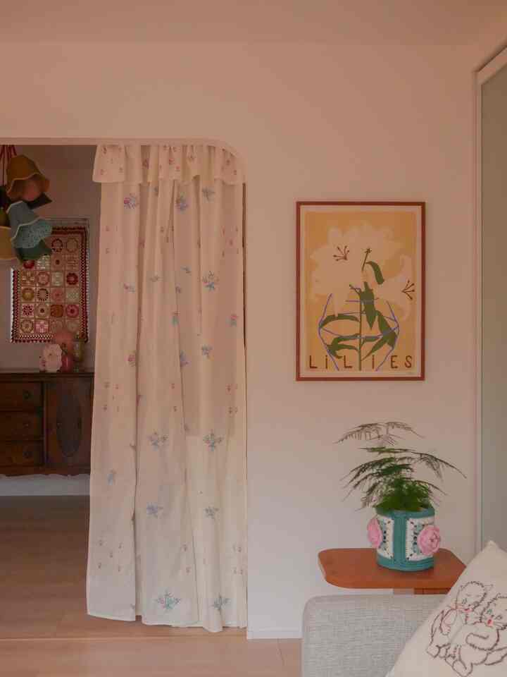 気持ちばかりの空間仕切り🌱
そんなに仕切りたくもないけど、ゴチャつきやすい部分をすこーし隠したくて。

死角には娘の着替えを収納している棚😂

unicoのマルチクロスを突っ張り棒で掛けてます。コットン生地とお花の刺繍が可愛くて、いつか飽きたら別の場所で使いたい🌷

#マルチクロス #目隠しカーテン #カーテン #unico