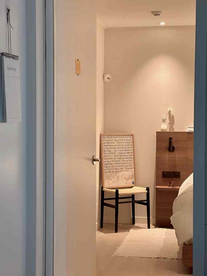 #今日のカット

このように照明だけをつけて遠くから見ると
とてもきれいです！🤍
ふわふわのお部屋の雰囲気が今日のシーンハンカットイプミダン✨

＃寝室の装飾＃寝室の装飾＃寝室の装飾＃寝室のインテリア＃寝室のインテリア＃ベッドのおすすめ＃ウォールナットベッド＃木のインテリア＃ホテルのベッドのおすすめ＃新婚旅行のインテリア＃家の装飾＃新婚家の飾り＃ハウススター