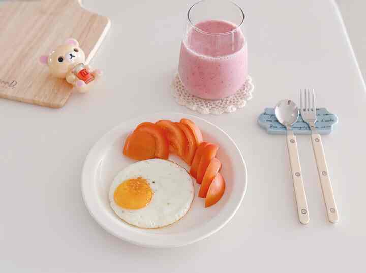 毎朝お父さんがくれた卵フライ
フルーツ野菜少し、フルーツスムージーorオートムギミルク。
朝はこれくらい簡単に食べる方なのに、
今日は塩辛いトマトです。
今作ったイチゴバナナスムージーを食べました:) #일상기록   #과일 #과일스무디 #오홈스토랑  #해피밀 #토이 

+）返事は遅くても必ず行っています。
少し待ってください 🥰🙏🏻