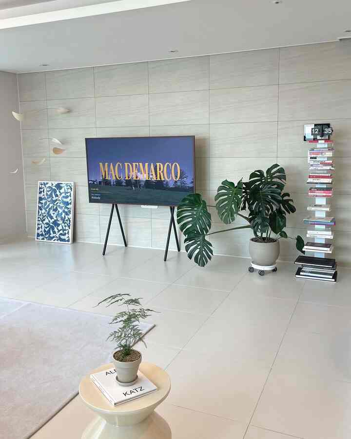 新しく採用された植物、アスパラガスナヌス🪴

ステーキを食べたときに一緒に焼いて食べたアスパラガスだけがわかりました。
こんなきれいなペット植物も名前がアスパラガスだったなㅎㅎㅎ

繊細ながらも豊かな葉とエレガントな手形に反して連れて来なくてはいけませんでした🥹 
私の家とよく合いますか？🫧
。
。
。
＃新婚旅行＃新婚旅行のインテリア＃新婚旅行のインテリアアクセサリー＃インテリア＃インテリアアクセサリー＃ポスター＃インテリアポスター＃ポスター額縁＃リビングルームのインテリアinterior #interiorstyling #cozyhome #homeinterior #livingroom #livingroominterior #whitetone