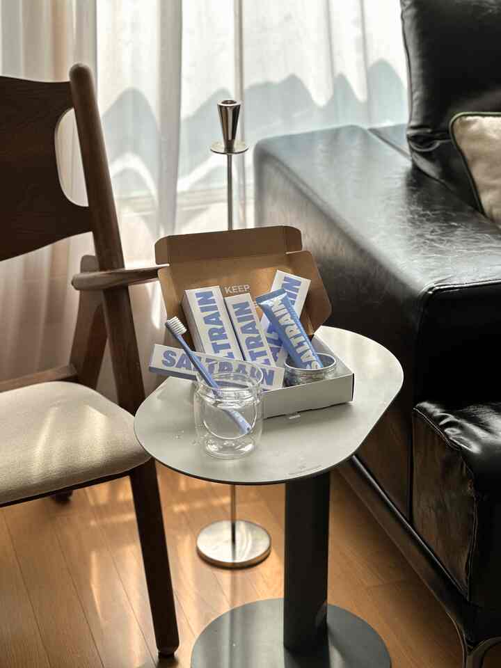 ソルトレインを初めて使うなら、あるいは軽いがセンスのあるプレゼントを探しているならソルトレインカップルセットブラックベリーおすすめお願いします🖤✨歯磨き粉2本、微細毛歯ブラシ2本で構成された実用的なセットなので、日常で気軽に使用しやすく、何よりプレミアムブラックベリーの香りが入っていて歯磨きするたびに気分までさわやかな感じ🍇プロポリスエキスが含まれていますので、しっとりとした使用感が残るのが一番気に入りました。歯ブラシも超微細モラ刺激なしでやさしく拭きながらもしっとりとした残余感なくすっきりと仕上がる感じがしっかり違ったんですよ🦷 毎日するうがい時間がもう少し爽やかで気持ち良くなる時間に変わる感じ！プレゼント用としてもいいし、カップルや家族同士で一緒に書くのにも大丈夫な構成なので、もっとおすすめしたい製品ですよ🤍

＃今日の家＃ソルトレイン＃今日の家のエディション＃SALTRAIN＃インテリア＃インテリアアクセサリー＃ホームデコ＃歯ブラシ＃歯磨き粉＃口腔ケア＃歯の管理＃デンタルケア＃臭いの除去＃歯の健康＃バスルームインテリア＃バスルーム