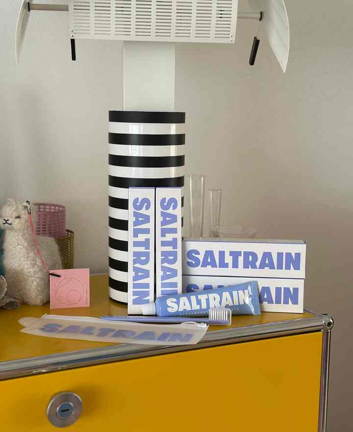 #製品サポート 
#ソルトレイン
@saltrain_official 

普段使ってみたかったソルトレイン歯磨き粉🪥🦷

感覚的なパッケージに一応惚れたのに使ってみてもっと惚れたソルトレインブラックベリー 
歯磨き粉歯ブラシです🪥🩵

特許を受けたミネラルソルト＋自然由来成分で健康な口腔環境を作り出し、土板炎の豊富なミネラル＆微量元素で口腔免疫強化や抗炎効果があるそうです！ 

ブラックベリーの香りとトレンディなデザインで、インテリアも損なわず感覚的なバスルームを維持してくれ、グローバル認証＆有害成分FREEで信じて使えるクリーンビューティーデンタルケアとして使ってみると、本当に開運感が長持ちします！

今日の家単独カラー＆ミニマルなパッケージで感覚的で高級なブラックベリー香とトレンディなデザインで特許を受けたミネラルソルトでガム疾患の予防に役立て、ソルトレインの核心原料「GRAY SALT」含有で信じて使えるのでいいです！ 

私は歯の矯正中だから歯磨き粉や歯ブラシに敏感なのにソルトレイン歯磨き成分を見ると矯正中に炎症が生じることもある私にはとてもぴったりですよ！ 
•
ユネスコクリーンエリアで生産された高濃縮ミネラル1％天然土板炎
•
口腔内pHバランス調整＆抗菌効果で虫歯予防と口臭除去
•
抗炎症効果で歯茎健康保護＆口腔炎症予防
•
自然由来ミネラルが豊富で口腔内有益菌増殖促進＆健康なpHバランスを維持

天然由来成分で健康な口腔ケア🩵🦷🪥

ソルトレイン歯磨き粉使用後に開運さが長く維持され、どんどんうがいしたいのですがご存じですか？こんにちは🩵
ヒップしてきれいなのに開運と歯や歯茎にもいいなんてとてもオススメですよ🪥🦷

🏷️ソルトレイングレーソルト歯磨き粉ブラックベリー 
🏷️ @saltrain_official 

＃今日の家＃ソルトレイン＃今日の家エディション＃SALTRAIN＃インテリア＃インテリア小道具＃ホームデコ＃歯ブラシ＃歯磨き粉＃口腔ケア＃歯の管理