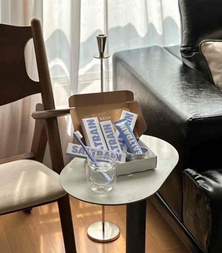 #製品サポート

ソルトレインを初めて使うなら、あるいは軽いがセンスのあるプレゼントを探しているならソルトレインカップルセットブラックベリーおすすめお願いします🖤✨歯磨き粉2本、微細毛歯ブラシ2本で構成された実用的なセットなので、日常で気軽に使用しやすく、何よりプレミアムブラックベリーの香りが入っていて歯磨きするたびに気分までさわやかな感じ🍇プロポリスエキスが含まれていますので、しっとりとした使用感が残るのが一番気に入りました。歯ブラシも超微細モラ刺激なしでやさしく拭きながらもしっとりとした残余感なくすっきりと仕上がる感じがしっかり違ったんですよ🦷 毎日するうがい時間がもう少し爽やかで気持ち良くなる時間に変わる感じ！プレゼント用としてもいいし、カップルや家族同士で一緒に書くのにも大丈夫な構成なので、もっとおすすめしたい製品ですよ🤍


＃今日の家＃ソルトレイン＃今日の家のエディション＃SALTRAIN＃インテリア＃インテリアアクセサリー＃ホームデコ＃歯ブラシ＃歯磨き粉＃口腔ケア＃歯の管理＃デンタルケア＃臭いの除去＃歯の健康＃バスルームインテリア＃バスルーム