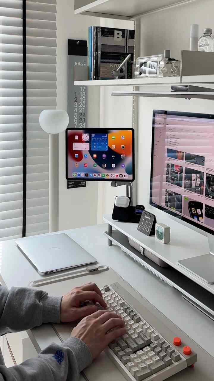 iPad+iPhoneユーザーなら見逃せないKUXIU X36 Pro MAX＆K1 

✅ X36 Pro MAX - iPad磁気充電スタンド
▫️強力なマグネット付で安定した取付け
▫️充電機能内蔵、取付けながら充電可能
▫️角度調整可能、最適な視野提供
▫️スタイリッシュなデザインでどこでも調和して使用

✅ KUXIU K1 - 3-in-1 マクセーフ補助バッテリー
▫️iPhone 15Wワイヤレス充電+アップルウォッチ＆エアポット5W同時充電
▫️5000mAh容量に20W有線出力をサポート
▫️コンパクトなデザイン、携帯性 
▫️折りたたみ台座を搭載映像視聴に最適化

#製品提供 #데스크테리어 #홈오피스 #서재 #kuxiu #3in1charger #applelifestyle #iPhone #ipad #powerbank