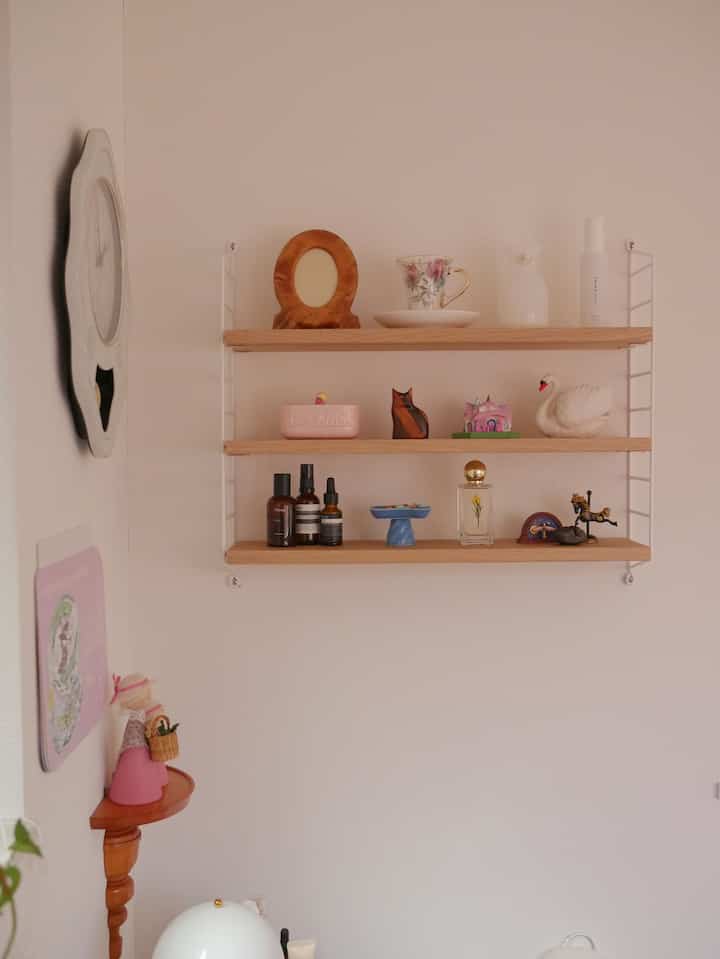 ダイニングにstringつけました🔨
がっちりネジ打ったのでもう外せない！

前のは娘の部屋用にしたくて、抜け感でるものを探していて🔍
悩んで迷って最終的にこれにしました🙆‍♀️
棚板の色をもう少しチェリーっぽくdiyしたい気がするけど、そんな勇気はないのでできない☺️笑

ここにあえて昭和な民芸とかを置いて色々混ぜていきたいな💫

アンバサダー期間終わっちゃったけど、気軽に更新できるのでインスタよりも早くここで投稿🫶


#ウォールシェルフ #飾り棚 #string #ストリング 