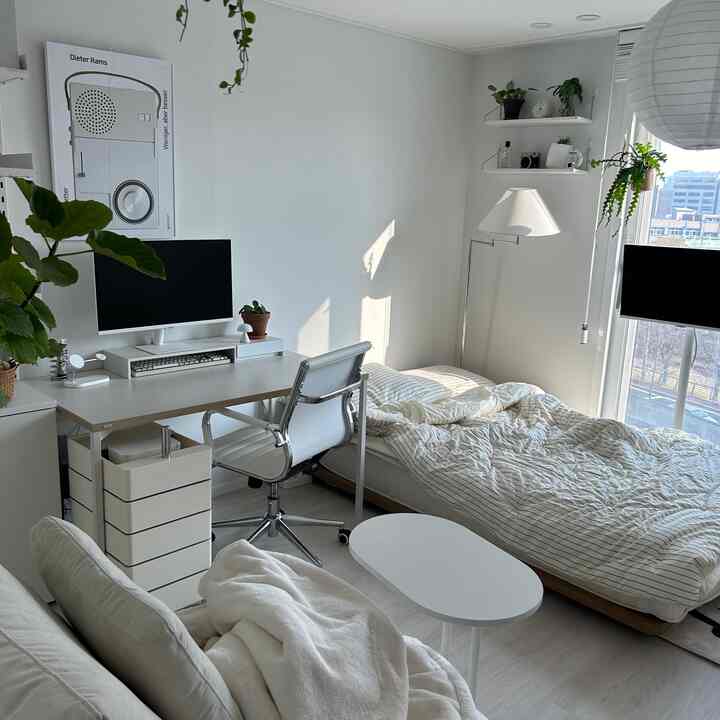 白を基調とした6坪のワンルーム、ロータイプベッドとデスク、移動式トロリーが配置されたモダンで清潔感あるインテリア