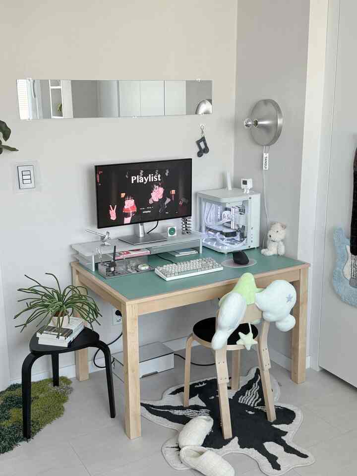 ホワイトと木目調が調和する一人暮らしのホームオフィスデスクスペース、清潔感のあるミニマルな雰囲気