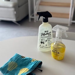 #콘수프기록
#청소루틴
🍋손쉬운 청소 아이템 추천🧽
제가 정말 못 참는 것 중 하나가 식탁에서 나는 비린내랍니다.😱
이상하게 깨끗하게 닦아도 어느날은 꼭 물 비릿내와 같은 비릿한 냄새가 나더라구요.🐟
세라믹 상판 식탁이 오염도 안되고 너무 편한데, 
가끔씩 나는 요 비린내가 좀 힘들더라구요.
매직블럭으로도 밀어보고, 
알콜로도 닦아보고 하는데 잘 안 없어지더라구요.
정말 엄청 다양한 세정제를 써 본 것 같아요.
그 중 제가 효과를 가장 많이 본 두 가지를 소개해요.
먼저, 홈스타 마더스노트 브랜드에서 나오는 식탁 전용 세정제가 있었어요. 
과거형인 이유는, 단종되었는지 더 이상 팔지 않더라구요.
레몬 버베나 향이 산뜻하고, 식초와 곡물유래에탄올로 냄새 중화와 광택효과까지 있어서
정말 잘 썼는데 아쉽게도 현재는 구매할 수가 없어요.
그 다음으로 요즘 쓰고 있는 엘지생활건강 세이프 뿌리는 레몬식초예요.🍋
와, 비린내에 직방입니다. 
식탁, 도마, 과일에도 뿌릴 수 있어요. 
저는 매일 식사 후 행주로 한 번 닦은 후, 
뿌리는 레몬식초 촥촥 뿌린 후 살짝 방치한 다음 마른 행주로 한 번 더 쓸어줘요.
그러면 정말 음식 냄새 1도 안나는 식탁을 마주하실 수 있답니다.👍🏻
가끔씩 식세기 안에도 뿌려주고, 
설거지 후 싱크대, 싱크대 상판에도 촥촥
가격도 비싸지 않아서 부담 없어서 완전 추천해요.
제발, 이것만은 단종시키지 말아주세요.
저와 같은 비린내 고민 있으시면, 꼭 한 번 써보세요.
#청소아이템추천 #청소템 #매일쓰는 #루틴 #식탁세정제
#식탁청소 #주방용세제 #식탁소독 #스프레이세제 #청소꿀템
#청소추천템 #청소노하우 #세라믹식탁 #세라믹상판관리
#홈스타 #식초활용법 #식초세정제 #레몬식초 #뿌리는레몬식초
#엘지생활건강