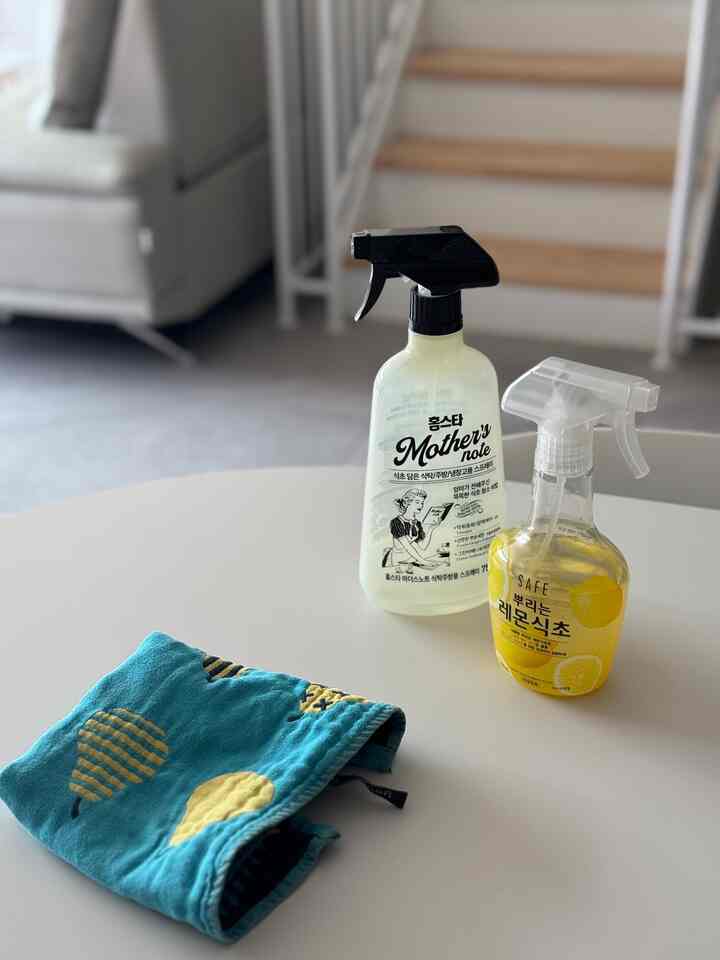 #コンスープ
#清掃ルーチン

🍋手軽なクリーニングアイテムおすすめ🧽

私が本当に我慢できないものの1つは、ダイニングテーブルで私を見つめています。😱
奇妙にきれいに拭いても、ある日はぜひ水のビレット内のようなビリッとしたにおいが出てきました。 🐟
セラミック天板の食卓が汚れもなく、とても楽ですが、 
時々私はヨビリン私が少し難しいです。
マジックブロックでも押してみて、 
アルコールでも拭いてみるのにうまくいかなくなりました。
本当にすごく多様な洗浄剤を使ってみたと思います。
その中で私が効果を最も多く見た2つを紹介します。

まず、ホームスターマザーズノートブランドから出てくる食卓専用洗浄剤がありました。 
過去型の理由は、廃止されたかこれ以上売れませんでした。
レモンバーベナの香りがさわやかで、酢と穀物由来のエタノールで臭い中和と光沢効果まであって
本当にうまくいきましたが、残念ながら現在は購入できません。
 
それから最近使っているエルジ生活健康セーフ根はレモン酢です。
う、ビリン内に直方です。 
食卓、まな板、果物にも振りかけることができます。 
私は毎日食事の後に行主で一度拭いた後、 
根はレモン酢のチョップチョップを振りかけた後、少し放置した後、乾いた布でもう一度使います。
そうすれば、本当に食べ物の匂い1もアンナは食卓に直面することができます。 👍🏻

たまに食洗機の中にも振りかけて、 
皿洗い後、流し台、流し台天板にもチョップチョップ

値段も高くないので負担なくて完全おすすめですよ。
どうぞ、これだけは中止しないでください。
私のような痩せて悩んでいるなら、ぜひ一度使ってみてください。



＃清掃アイテムおすすめ＃清掃アイテム＃毎日使う＃ルーチン＃食卓洗浄剤
＃食卓清掃＃キッチン用洗剤＃食卓消毒＃スプレー洗剤＃清掃蜂蜜
＃清掃おすすめテム＃清掃ノウハウ＃セラミックダイニングテーブル＃セラミック天板管理
＃ホームスター＃酢使用法＃酢洗浄剤＃レモン酢＃根はレモン酢
#エルジライフ