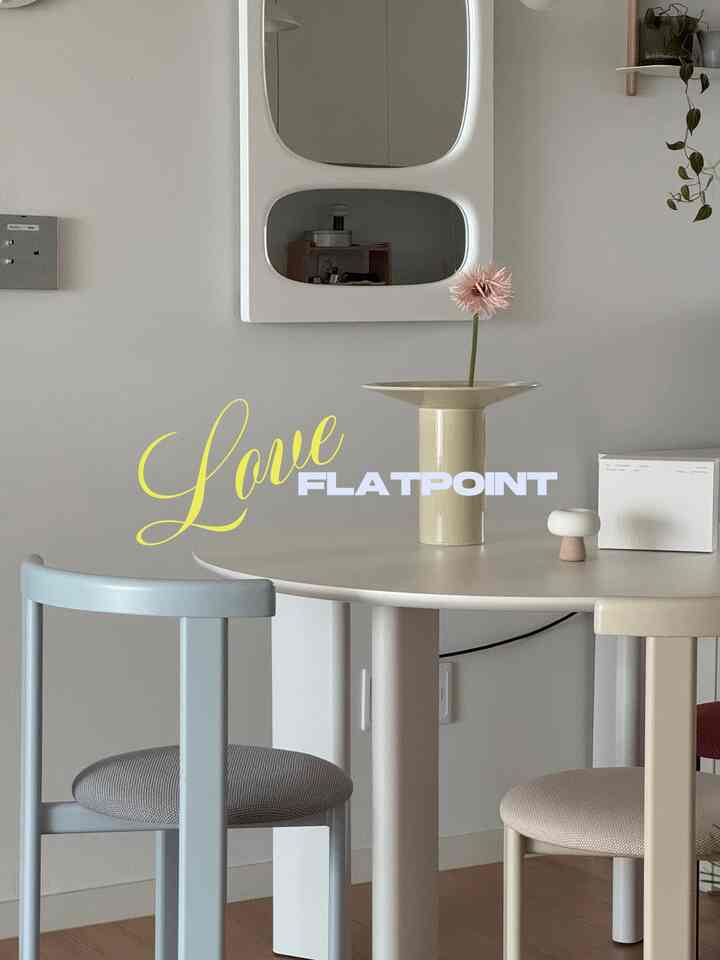 #최애브랜드 #플랫포인트 💕
FROM SIMPLICITY, FLAT IS THE POINT
Flat Point, a brand that completes everyday points through simple images🤍

Rather than flashiness, it focuses on the balance of lines, surfaces, and proportions to find the beauty of essence, which is very similar to my pursuit of beauty!

The kitchen is not very big, so large or fancy furniture doesn't go well with it, so I chose the Flat Point Arctic Table. It's simple but has a point that's not boring, so I like it more and more the more I look at it. 🤍 
And when I added the Arden Mirror to it, it went well together like a set. ✨ 

I'm going to bring the home cafe to the Flat Point products soon, so it'll be a proper Flat Point zone, right? 😍 

#Arden Mirror #아틱테이블 #아틱체어 #주방인테리어 #주방꾸미기 #구축주방인테리어 #구축주방 #주방스타일링 #세라믹식탁 #세라믹테이블 #메이트하우스 #우토피아