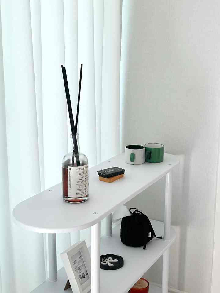 どんどんまとめられている感じがする棚ですよ - •̀.̫•́✧

実は私は家具もそうで小物の配置もしばしば変わらない突っ込み（？）ある西タイルなので棚配置がとても難しいんですが・・でも最近はちょっと席をつかんでいるみたいでよかったです！この多くの最近ではありません。 ~
。
。
＃家の装飾＃インテリア＃セルフインテリア＃interior＃homedeco＃ホワイトインテリア＃新婚夫婦のインテリア＃新婚夫婦日常