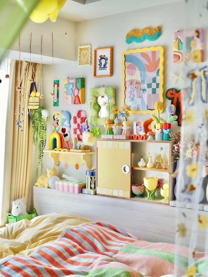 明るくカラフルな黄色を基調とした寝室、遊び心ある額縁とガーランド、収納キャビネットが調和した北欧風の雰囲気あるインテリア