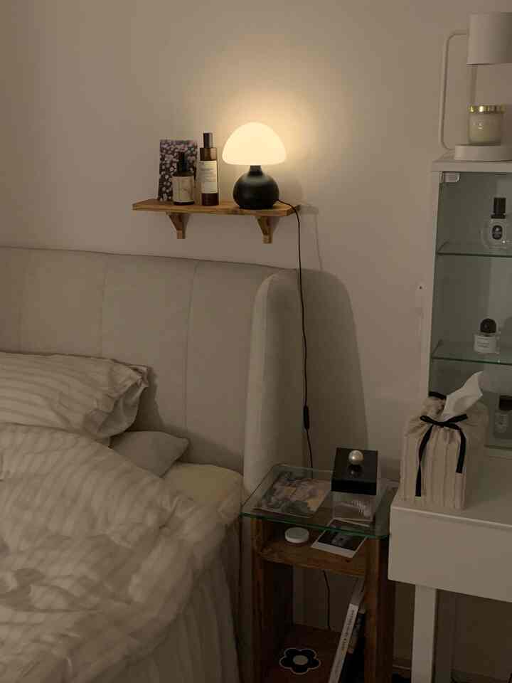 My favorite space,,🛏️

I bought a wooden wall shelf and mini table because I thought it would be nice to add a spoonful of warmth rather than a white-toned interior 🪵

What can I say about the stability and coziness that wood gives...🤎

I hope you have a comfortable night today🌙✨

#Bedroom interior #침실꾸미기 #침실스타일링 #우드인테리어 #소통 #맞팔 #맞팔환영 #맞팔해요 #좋아요