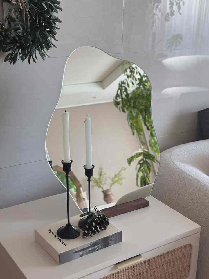 波状の鏡で月の家に春の香りがポールポール🌿

鏡を置いたら植物を置かなかった空間にも 
私の家の植物は反射して照らされます。 
家の雰囲気がもっとできた感じですよ💚

グラスハウスウェーブミラーMサイズは 
適度に存在感のあるサイズながらも 
また大きすぎないから 
あちこちどこに置いても 
雰囲気がいいですよ🥹

台座も選べますが、 
ムーンホームピックは豪華です 
ウォルナットブラウンの色合いが際立つマルバウ🤎
重量も締め切りクオリティも気に入っています！

オブゼロも、家がプレゼントにもおすすめおすすめ任堂🪞

ウェーブミラーの設置場所はあちこち移動します。 
結局、メインリビングルームの横に落ちる！

＃ミラー＃ミラーインテリア＃ウェーブミラー＃ウェーブミラー＃ミラー製作＃リビングインテリア＃ナチュラルインテリア＃新婚旅行インテリア＃新婚ギフト