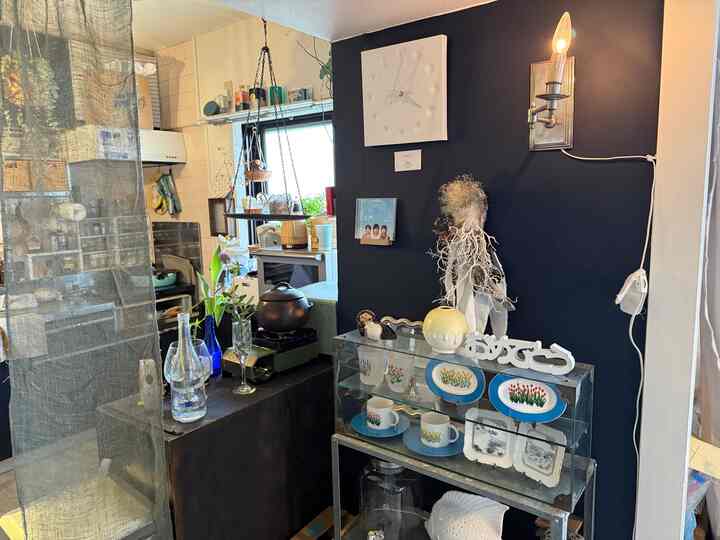 キッチン脇のルルメリーお飾りスペースです。
キャンドル型のライトは
北千住のアンティーク屋さんで買いました。

ルルメリーの食器たちは
メルカリで見つけたガラスケースに
大切に保管しております。
地震で倒れないように、棚たちは魔法のテープで
バッチリ固定してます😹

そのうちレコードも置きたいな

#IKEA #アンティーク　#古民家　#古道具　#もいぴ部屋　#rurumarys #Francfranc
