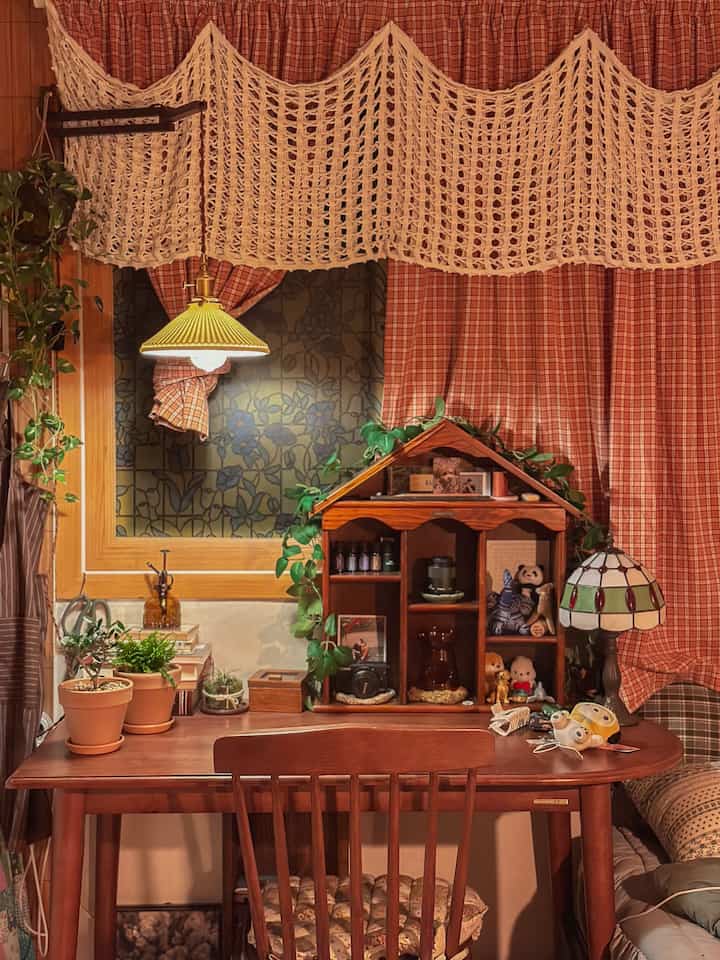 温かみのあるナチュラルブラウンのダイニング、植物とヴィンテージ家具が調和する雰囲気ある空間