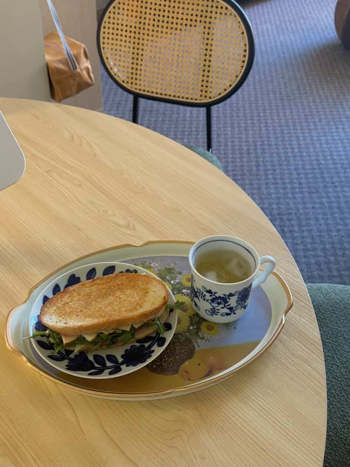 🍎 apple combination
: apple juice & sandwich

#brunch #sandwich #applejuice #mug #dining
#dininginterior 