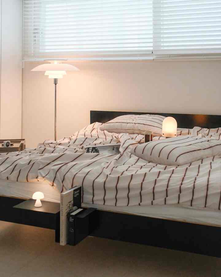 春の寝具の交換：）
ブラウンピンクコンビネーションのストライプパターンがとても感じます..🩷
⠀
シルキー感も満足です。チャール寝具+照明の組み合わせはいつも正解*
＃寝室＃寝室インテリア＃ベッドセット＃寝具セット＃ルイスポールセン＃照明照明＃照明インテリア＃ムーアマン＃ブラックインテリア＃寝室照明＃ベッドルームスタイリング＃スタンド照明＃ph80 