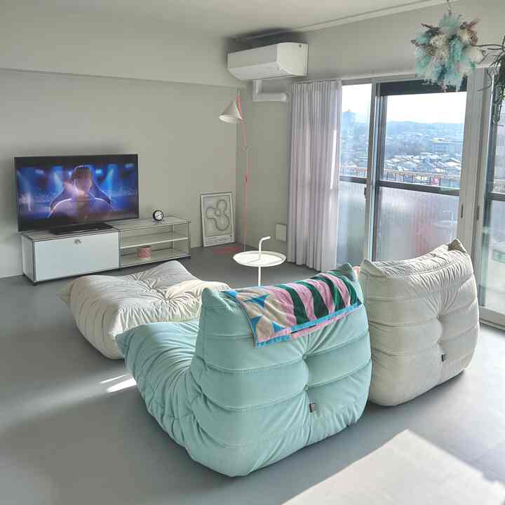 家族が増えました。ラグドール×スコティッシュ靴下猫のおもちちゃん🐈‍⬛
・
・
・
#リノベーション #リビング #猫がいる暮らし 