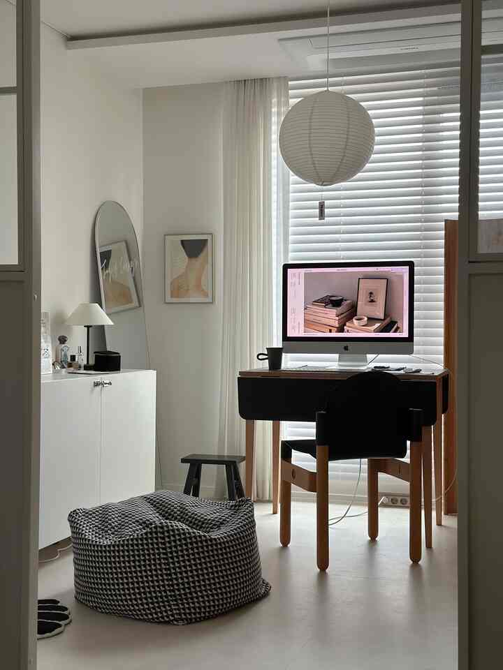 ＃nフラットインテリア＃小さな部屋インテリア

セピョンは私の家の小さな部屋です：）
ホームカフェ兼書斎として使用しています。
収納場とデスクが全部のスペースですが、
照明と木の仕切りでポイントを与える
気にしないで演出しました💛

＃書斎＃書斎インテリア＃ホームオフィス＃ホームオフィスインテリア＃デスクテリア＃作業室＃ホームカフェ＃ホームカフェインテリア＃ブラックインテリア＃モダンインテリアling 
