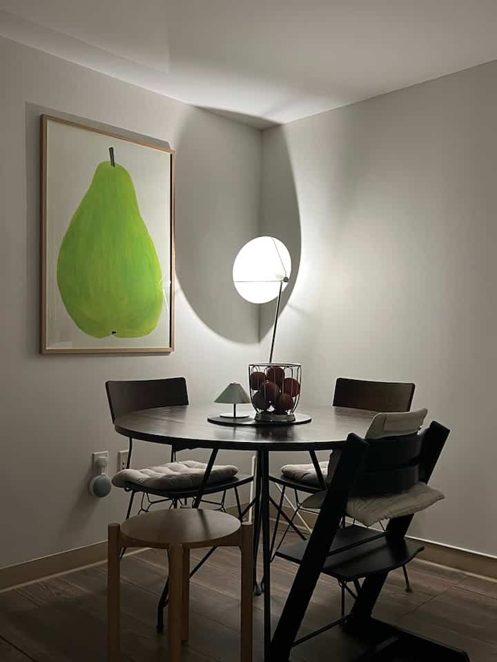 Cozy and calm dining space🍐
#dining #table #tripptrapp #lightings #alessi #diningchair 