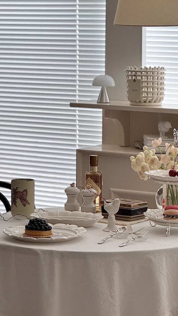 #ヌヌ

イメージャコードトゥアエモアプレートにホームカフェ🫐🍰
ケーキにマカロンだけを載せただけなのに 
可愛らしさ 🕊️🎀

イメージャコードはいつもきれいに何を上げても 

@imagerycode_official 
@imagerycode_style 

#imagerycode #toietmoi #イメージコード 
＃トゥアエモア＃新婚食器＃陶器＃ボウルおすすめ
＃イ・ファンヒ作家＃ボウル＃ボウルコレクション家＃オンテーブル＃ホームカフェ＃オンテーブル
＃テーブルウェア＃コンスープ記録＃チェアブランド＃今日の私たちの家