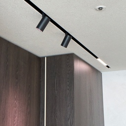 마그네틱 조명은 슬림하고 세련된 디자인으로 공간을 모던하게 만들어줍니다🫶🏻💡
조명 밝기나 색온도를 조절할 수 있는 기능을 제공하여, 다양한 분위기를 연출할 수 있어요 ✨
특히 조명 위치를 자유자재로 옮길 수 있어서 최고🙌
조명공사 하시는 분들은 꼭 고려해보시길..🤍 
#내돈내산 #콘수프기록 #메이트하우스 #꿀팔이들 #조명 #조명추천 #조명인테리어 #마그네틱 #마그네틱조명 #마그네틱 #전기공사 #인테리어 #리모델링 