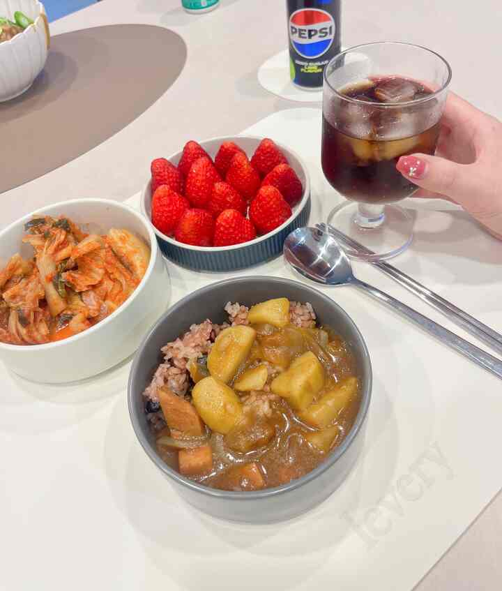 ＃オーホームストア＃コンスープ記録 
残りのカレーで今日の夕食を食べる🍛
私は固形カレーが好きな方ですよ🤎
ジャガイモも大胆に切ってハムも入れてぴったりの口当たりカレー！

カレー 