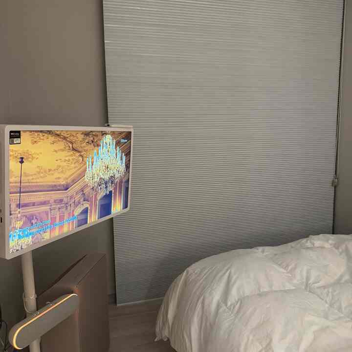 #スタンバイミー2 
最初はよく使うか悩んでいましたが、使ってみたら楽でよかったです:)
スピーカーの音も思ったより好きで驚きました。
今回春のお布団も変更しましたが、ふわふわだから柔らかくて好きで部屋に入ると出てくる嫌いになる最近です👀!!
＃スタンバイミゴ＃エルジ電子＃グース布団＃布団 
＃家電おすすめ＃お部屋のインテリア＃お部屋 