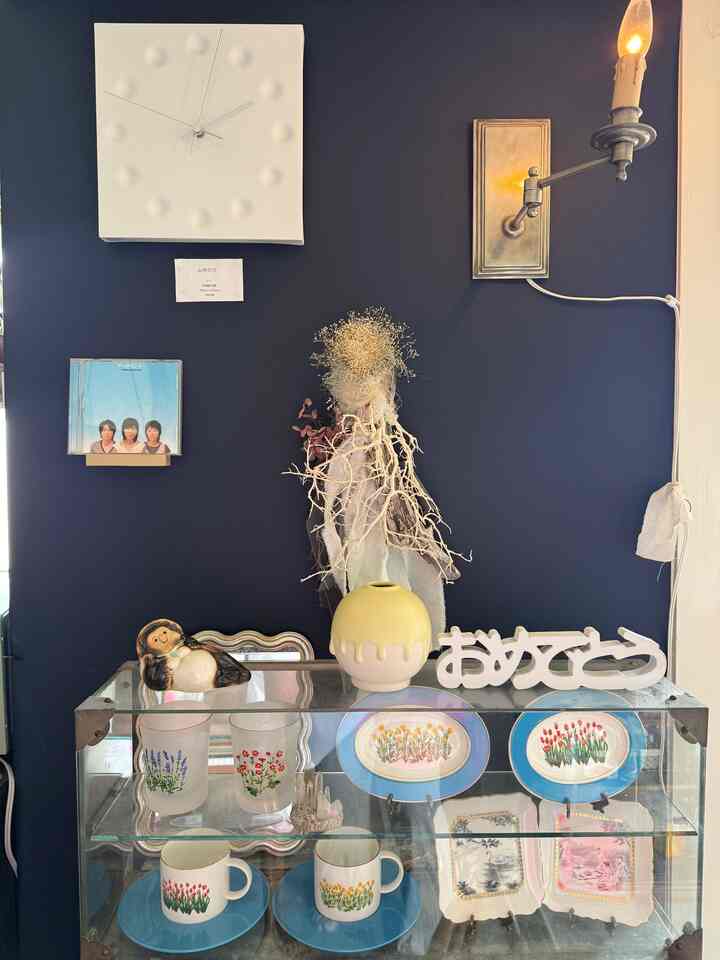 In one corner of the kitchen, we put up matte navy blue wallpaper.
Accent wallpaper
One of my favorite spaces.

#Moipi room #古民家 #古家具 #ジャパンディ #木馬 #暖炉型ファンヒーター #ニトリ #IKEA #イケア #こたつ #畳 #小上がり #キッチン #台所 #kitchen #アクセントクロス #Francfranc #ルルメリー