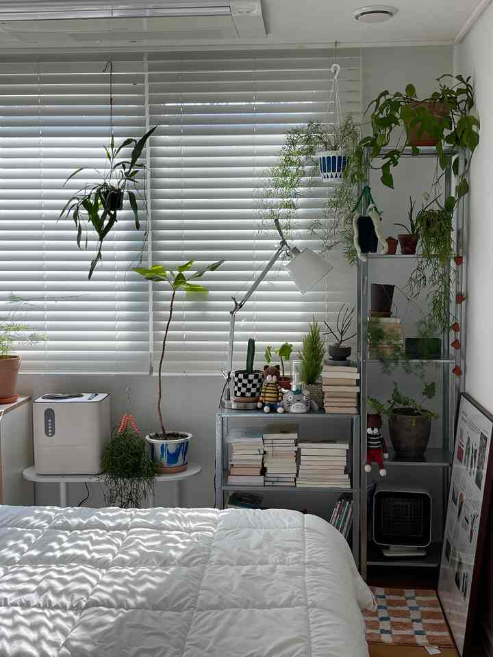 #チェアブランド

コスパ良いイケア #ikea 
家具を雰囲気に応じて頻繁に変えるほうだ。
高価な家具よりもコスパの良い製品が好きです。

IKEA Whilelessは鉄テリアにも似合います。
植物を載せておくともっときれいで寝室でよく使っていますよ。

＃家を飾る＃家のスタイリング＃家のスター＃
＃ホームスタイリング＃ホームデコ＃IKEA＃家具おすすめ＃ホームスターグラム 
#ikeahome #ナドクリエイター #寝室インテリア 
